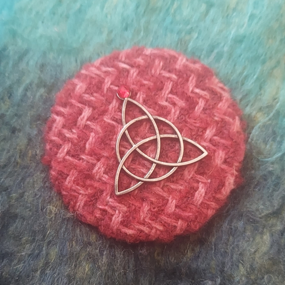 NWT Celtic Trinity Knot whith red crystal on a wool habdwaved hrooch.Ireland